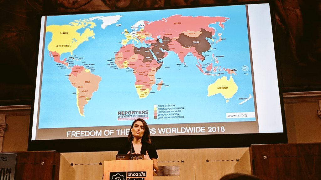 Une partie du travail d’Elodie consiste à faire entendre nos revendications auprès des acteurs qui ont un pouvoir de changement pour améliorer la situation de la liberté de la presse ; les parlementaires, les instances internationales (UNESCO etc.), mais aussi les acteurs technologiques, c’est-à-dire les plateformes (Facebook, Google, etc.) qui sont des entreprises privées qui jouent un rôle important aujourd’hui dans la distribution de l’information. Ici, présentation mi-octobre de la carte mondiale de la liberté de la presse à Londres, lors du festival de Mozilla.