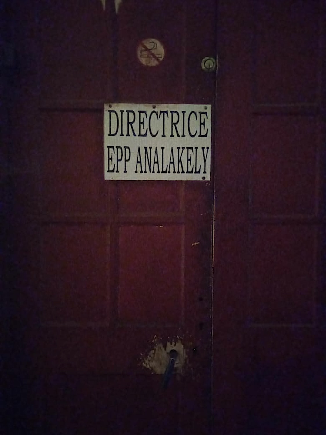 La porte du bureau de la directrice de l’école Analakely est fermée quand l’envoyée spéciale arrive, tout est silencieux et dans la pénombre © Globe Reporters