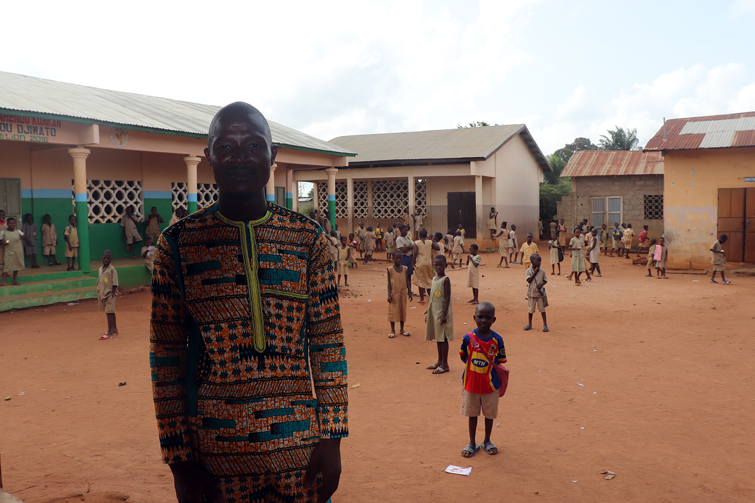 Ernest TEGNICHOLA est l’un des trois directeurs de l’école primaire du quartier de Honvié, à Porto Novo, avec plus de 900 élèves.