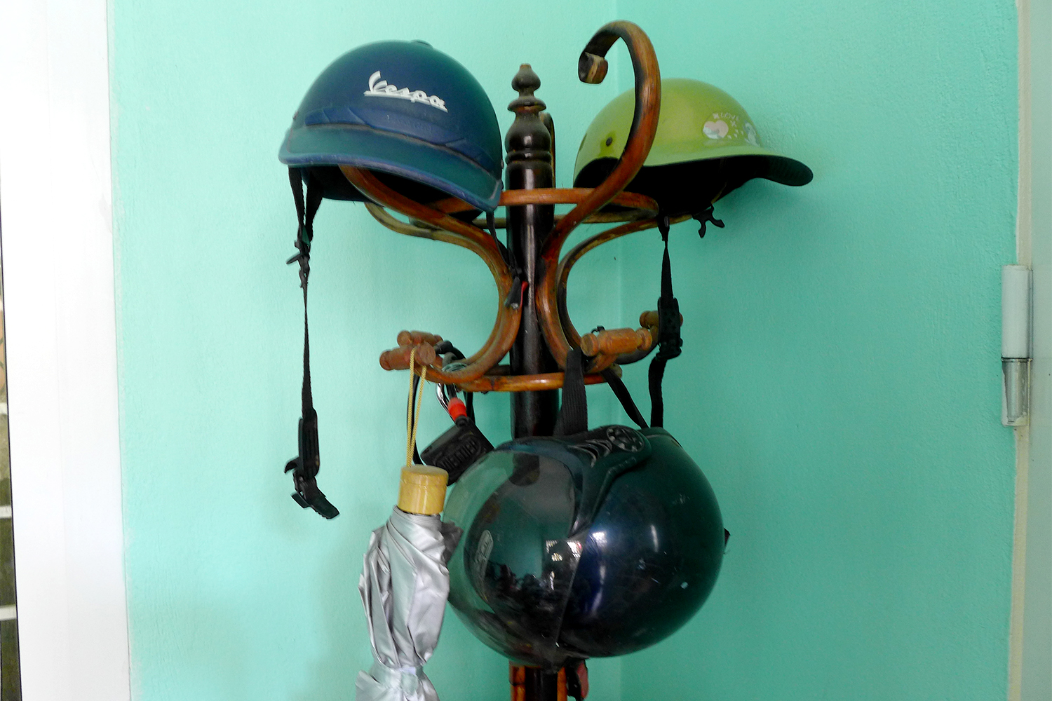 Au Vietnam, dans chaque maison, vous trouverez plusieurs casques ! Mais ils sont moins protecteurs qu’en France.