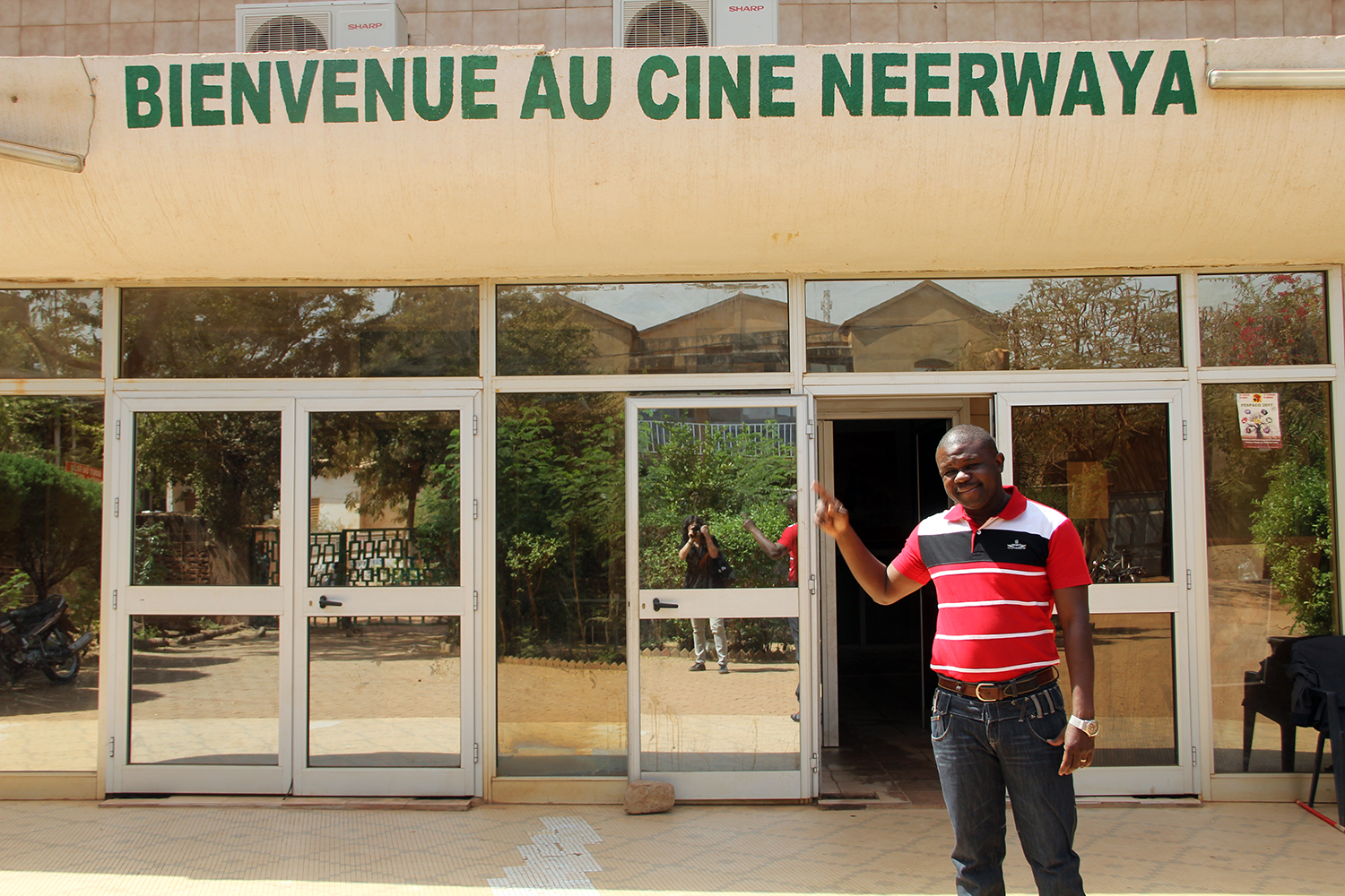 Rodrigue KABORE devant le cinéma construit par son père et dont il est aujourd’hui propriétaire.