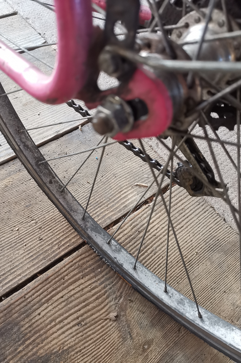 Prête à partir, Stéphanie se rend compte que son vélo est crevé, pas de chance. Heureusement elle a un vieux vélo de rechange © Globe Reporters