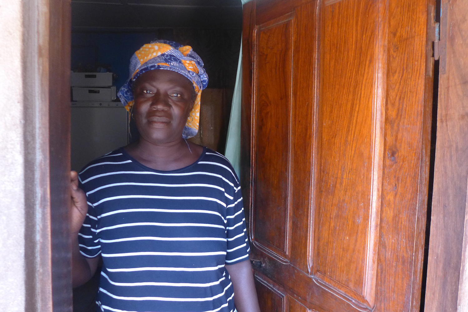Aïssata COMPON sur le pas de sa maison à Koulaboui.