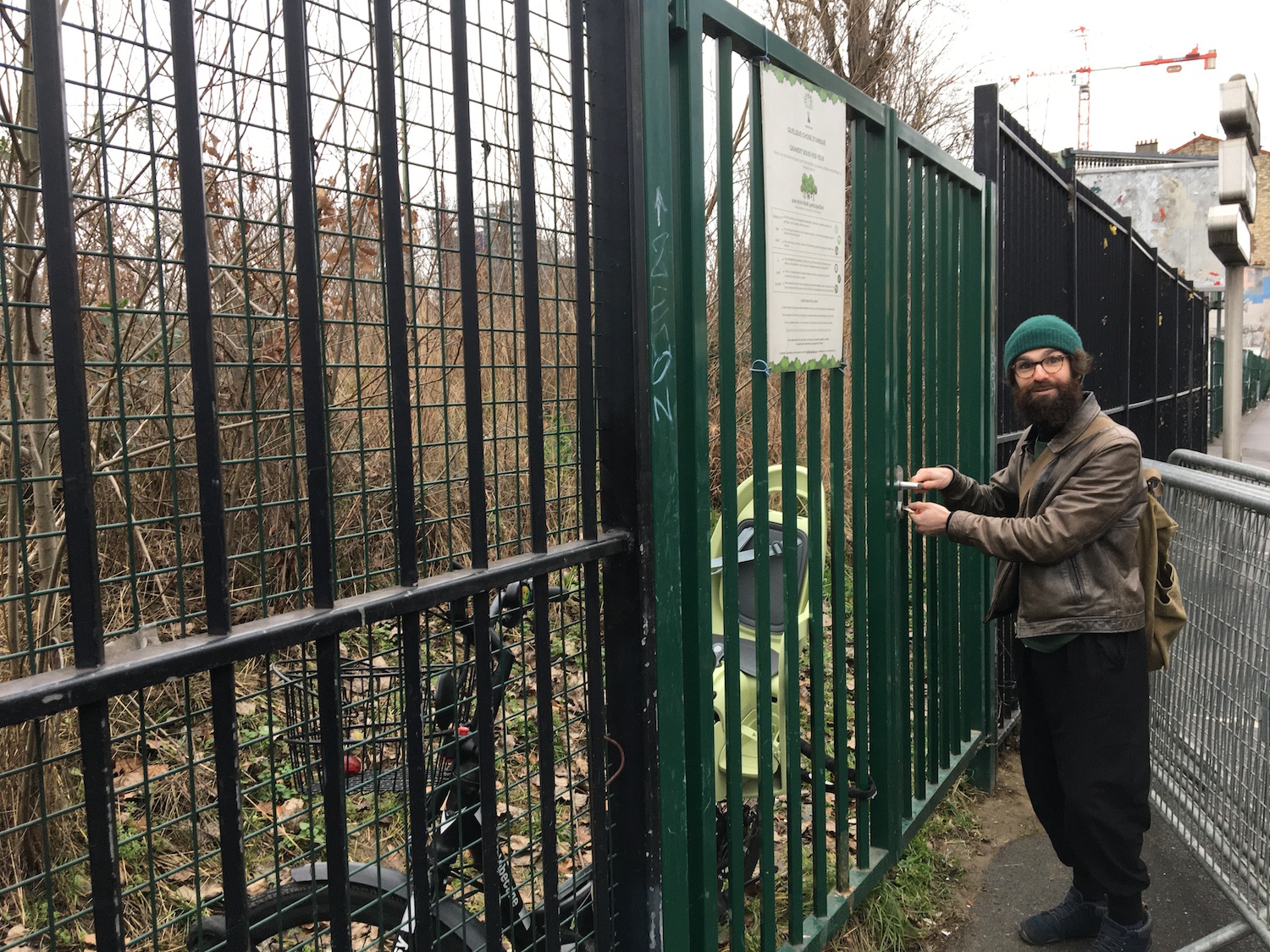 Damien SARACENI devant la grille qui protège la forêt urbaine de porte de Montreuil © Globe Reporters