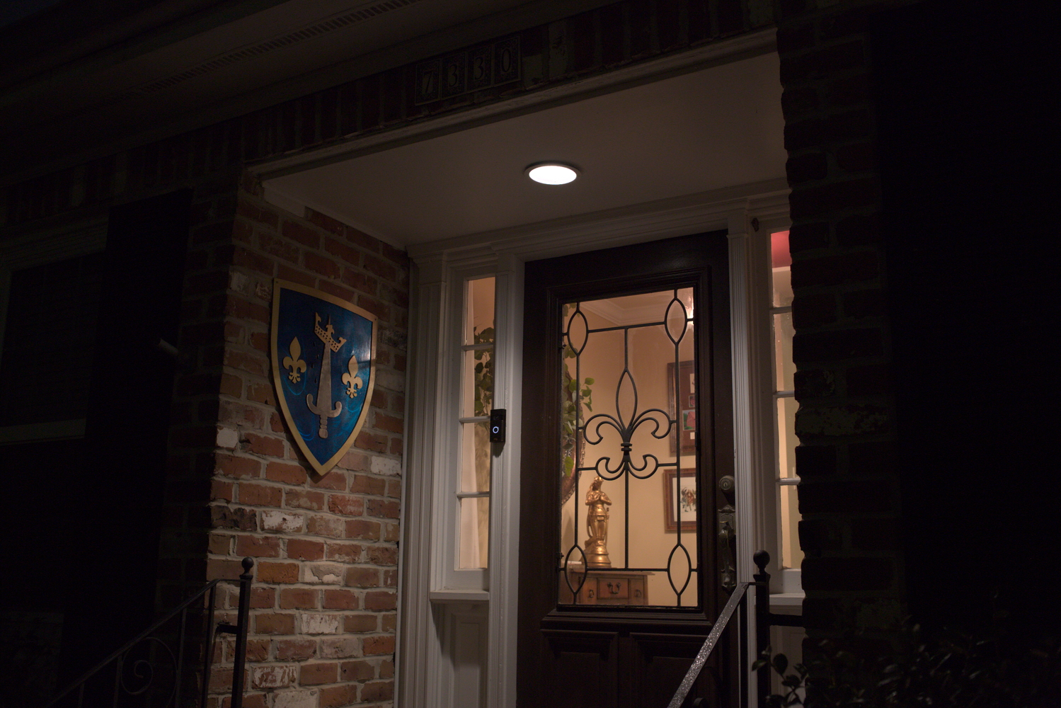 L’entrée de la maison d’Amanda, « Cap’tain » du Krewe de Jeanne d’Arc, avec l’écusson du Krewe © Globe Reporters