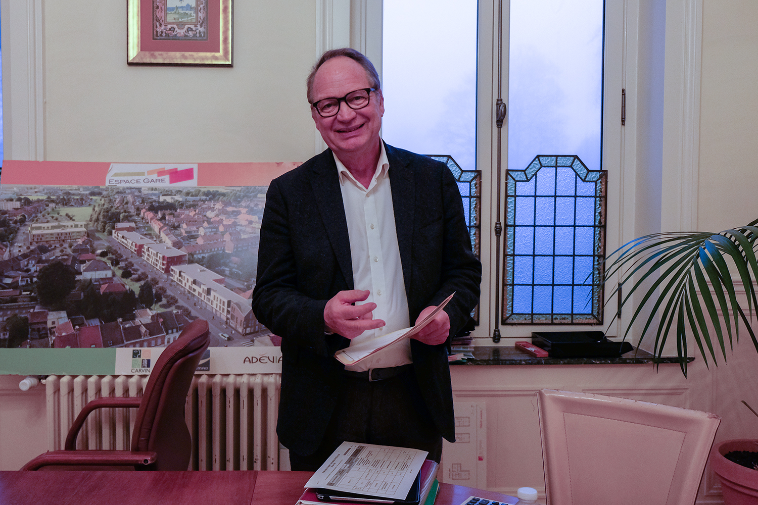 Philippe KEMEL est maire socialiste de la ville de Carvin. Il termine son troisième mandat à la tête de la commune de 17 000 habitants. 