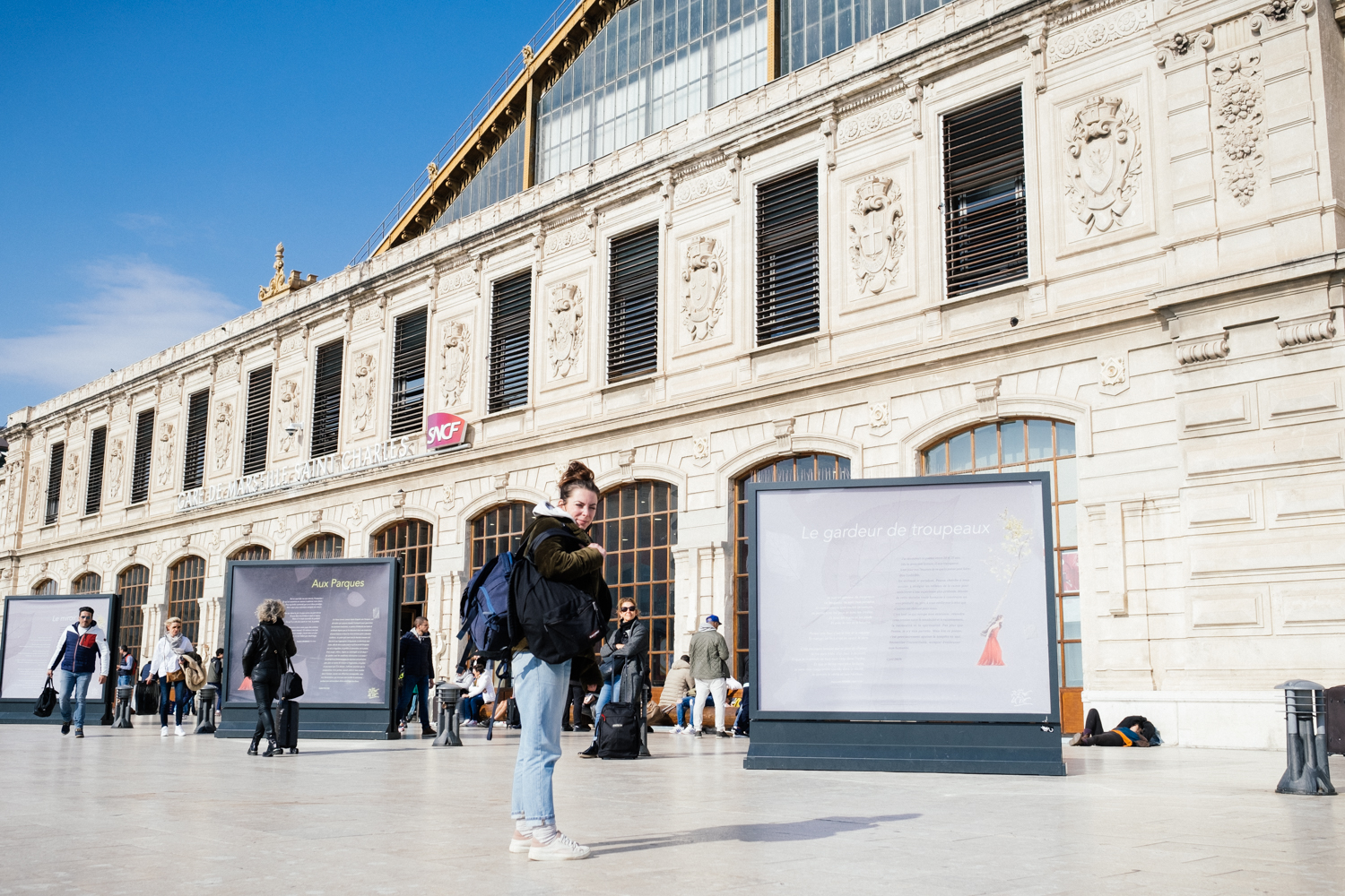 La journaliste Léonor LUMINEAU devant la gare de Marseille Saint-Charles, avec ses deux sacs de matériel de reportage sur le dos, juste avant de prendre son train pour Paris. Marseille, le 21 mars 2022 © Globe Reporters