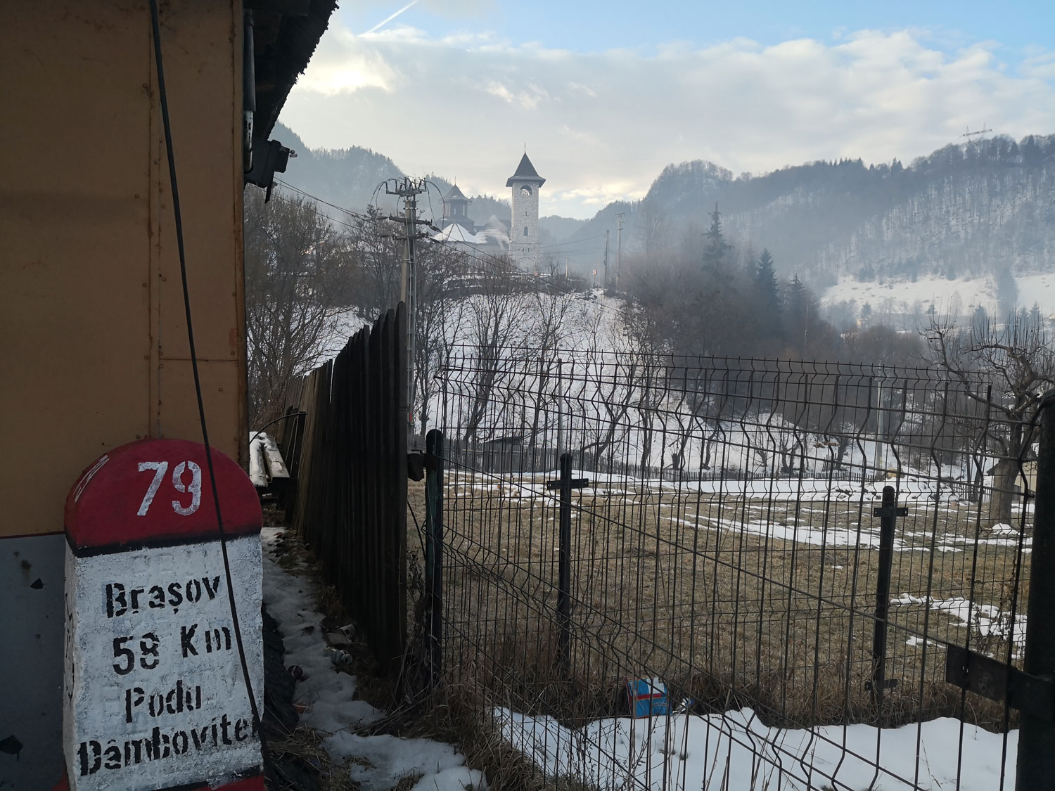 Petite église sur la route de Brașov © Globe Reporters