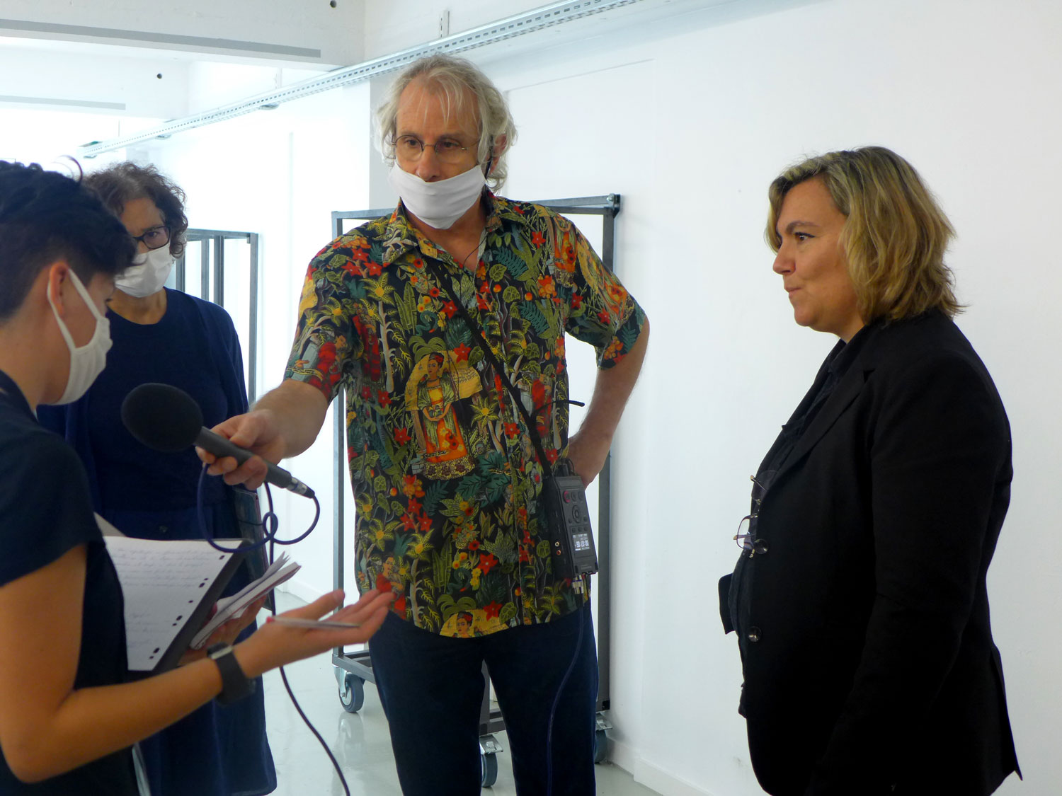 Le journaliste Alain DEVALPO fait office de technicien son. Il enregistre l’interview © Globe Reporters