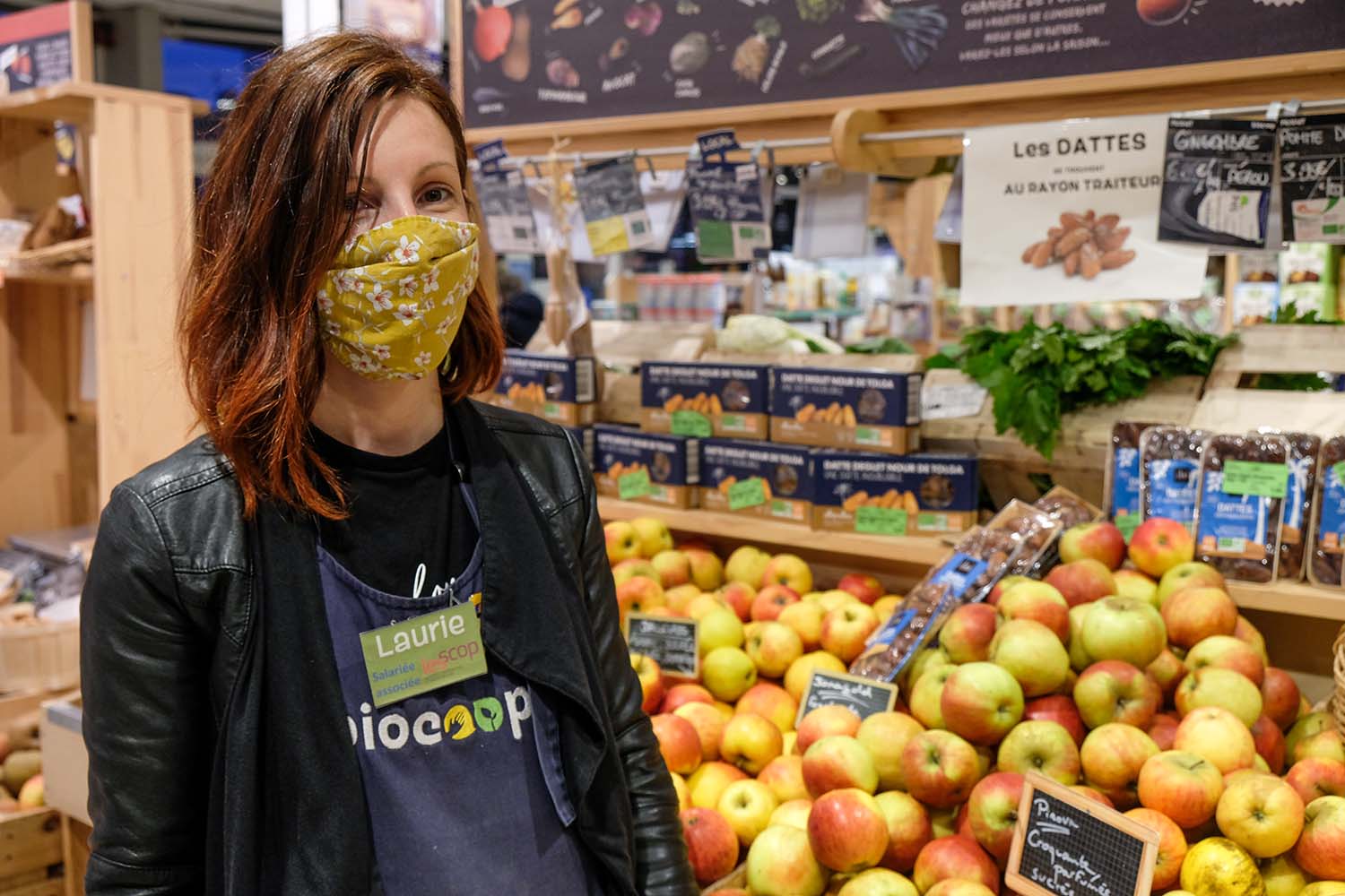 Laurie pose dans le rayon fruits et légumes du magasin © Globe Reporters