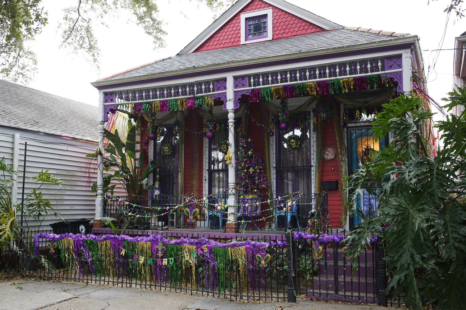 Une maison bien décorée pour Mardi Gras © Globe Reporters