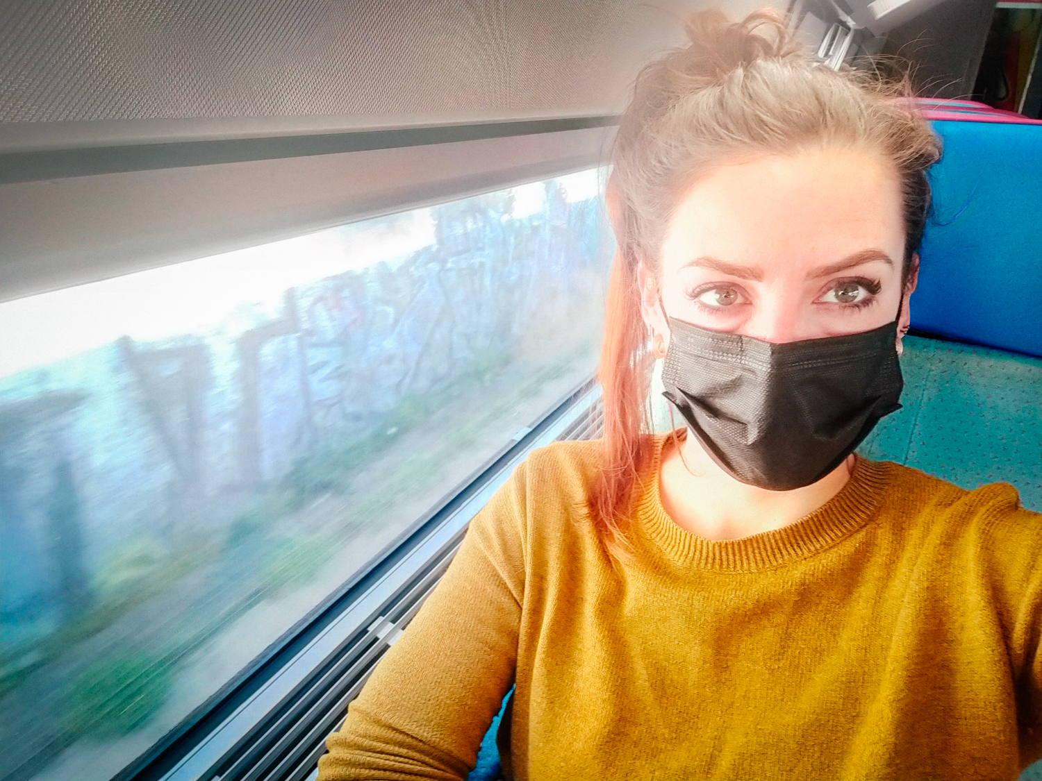 La reporter Léonor LUMINEAU prend le train de Marseille, où elle habite, à Paris, où habite le poète Guy GOFFETTE © Globe Reporters
