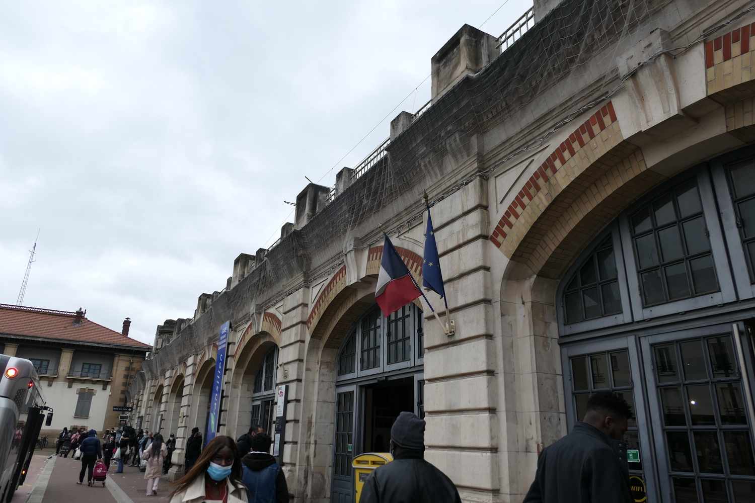 Océane arrive à la gare du Raincy, en Seine-Saint-Denis, après environ une heure de trajet en RER, à chaque étape du trajet, elle prend des photos pour les globe-reporters © Globe Reporters