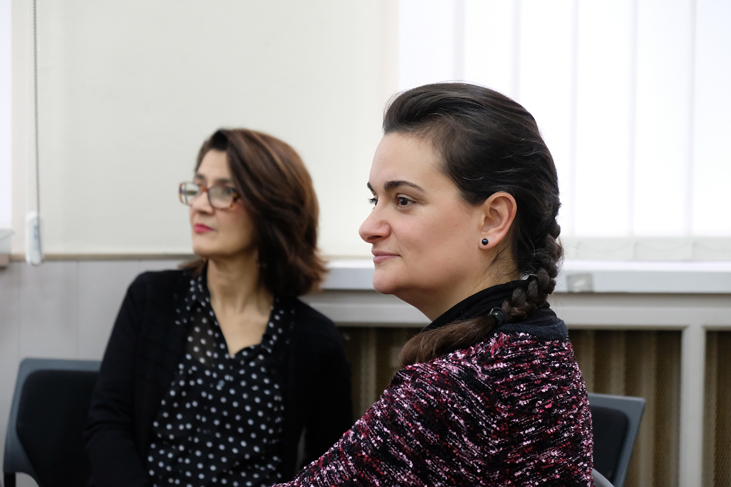 Avant d’interroger l’enseignante, les globe-reportrices réalisent l’interview de trois élèves sous le regard attentif de leur professeure documentaliste, Christine LE MOHER, et de Charlotte CHAUCHE. 