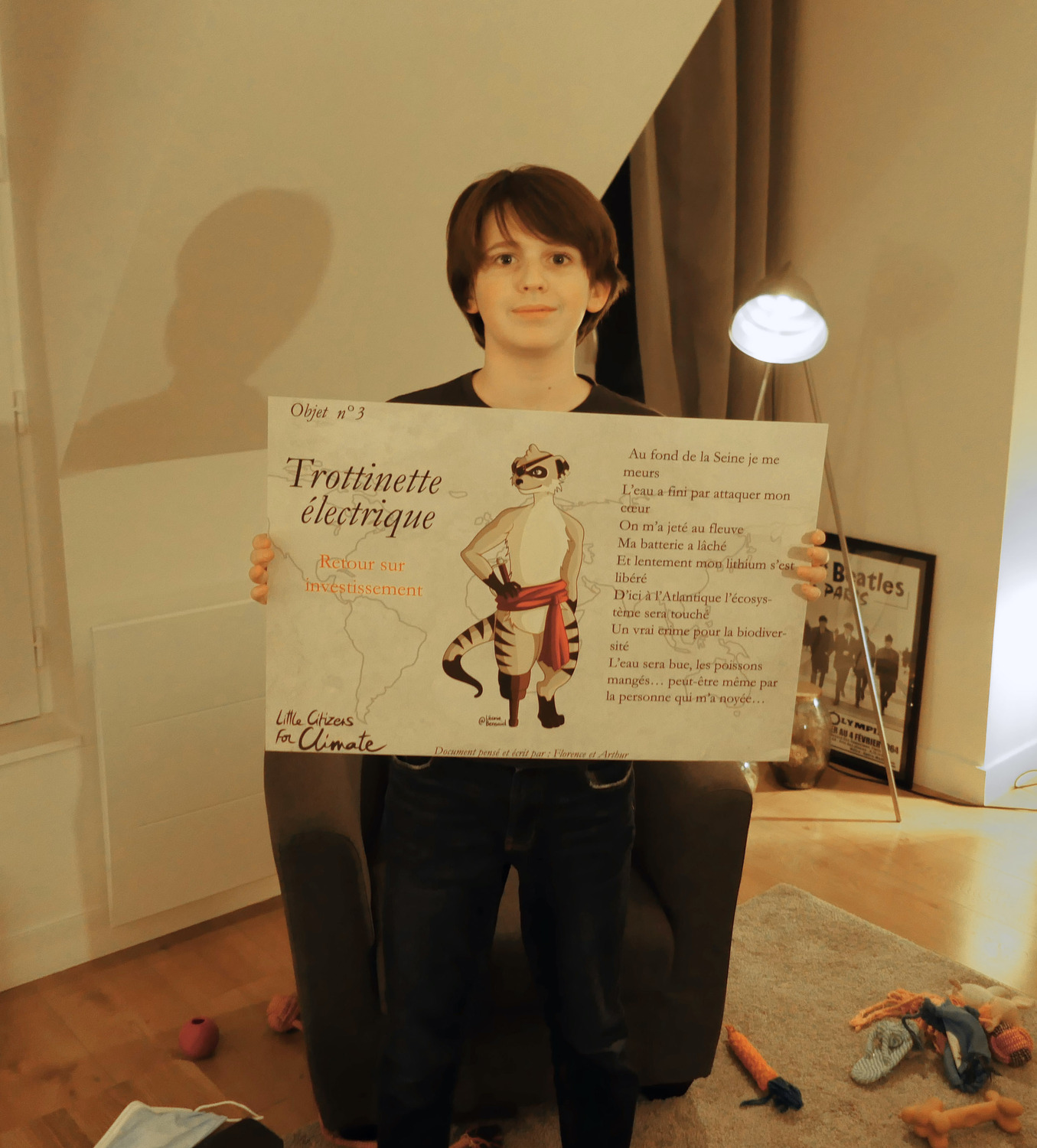 Au septième étage d’un immeuble parisien, nous retrouvons Raphaël. Il pose avec l’un des panneaux explicatifs que l’on pouvait découvrir dans le petit musée exposant ses trouvailles du 15 septembre au 15 octobre 2021 dans des conteneurs prêtés par la Mairie de Paris © Globe Reporters