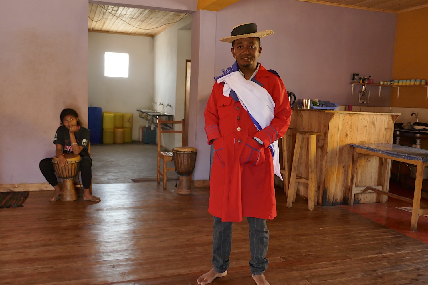L’artiste Solofo habillé avec le costume typique des hommes pour danser le hiragasi © Globe Reporters