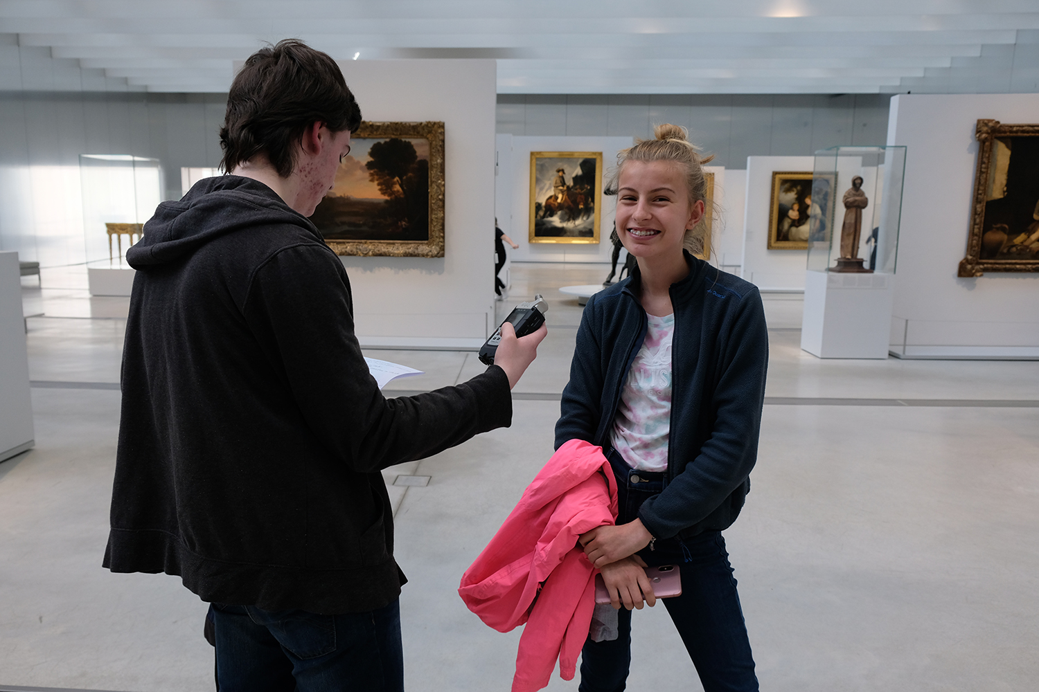 Clémentine a treize ans et elle est venue au musée avec ses grands-parents. 