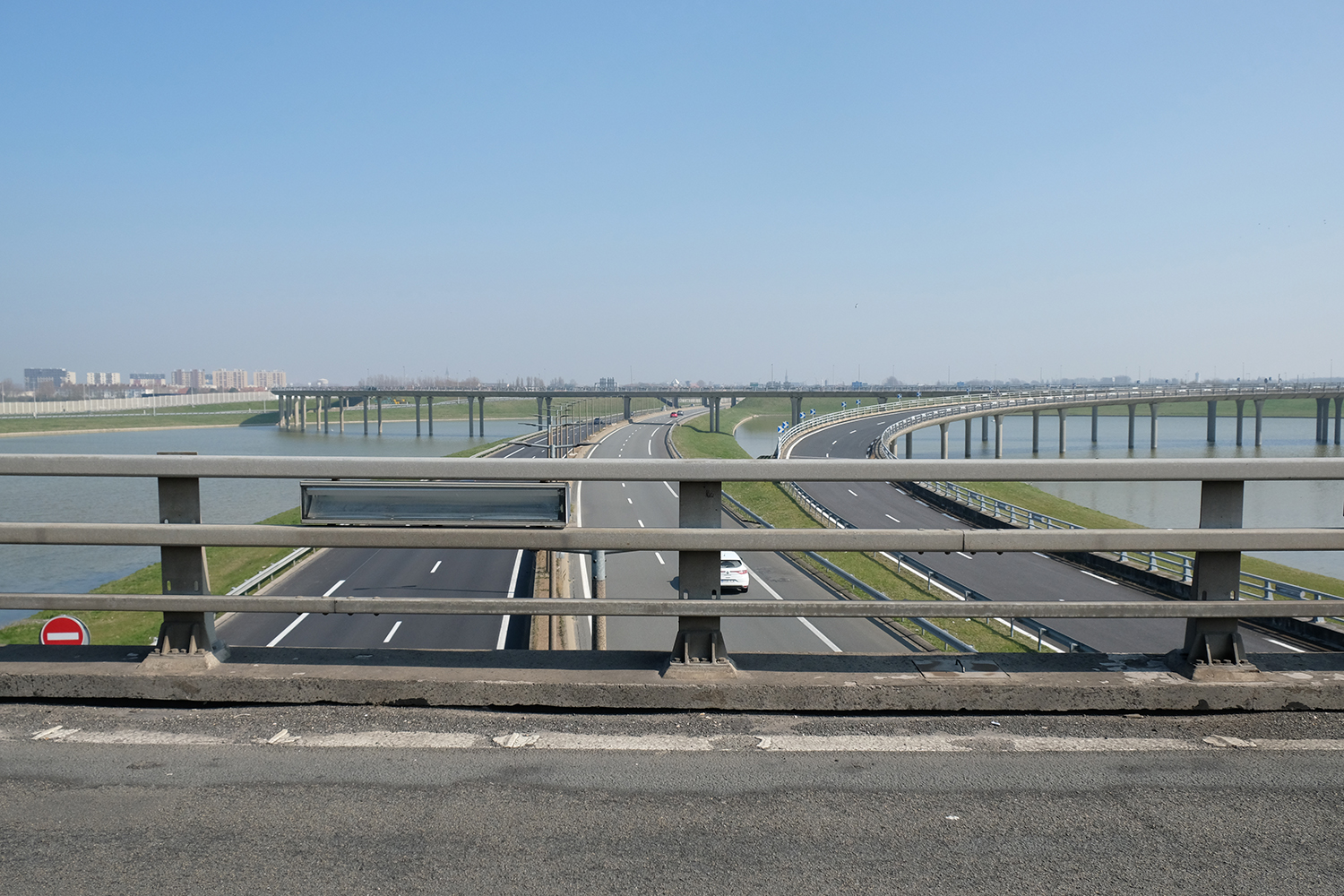 A quoi ressemble une frontière ? Ici, l’autoroute A16 qui relie Paris à la Belgique en passant par la côte d’opale. En arrivant au niveau de Calais, la vitesse a été réduite à 90 km/h en raison de 