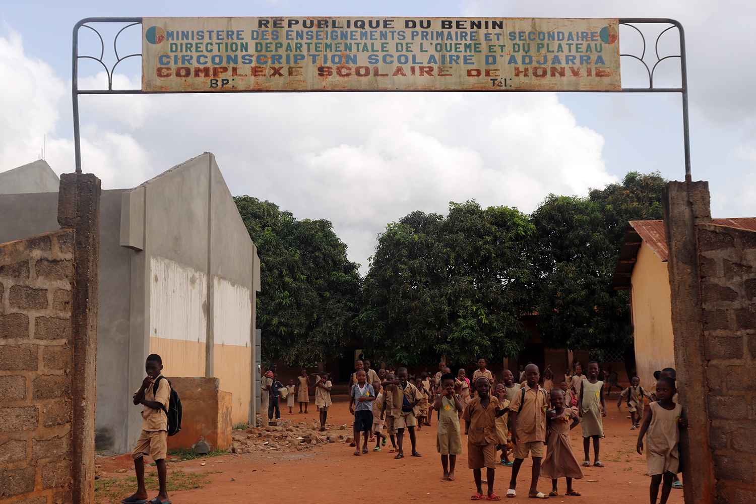 Entrée de l’école primaire de Honvié. 