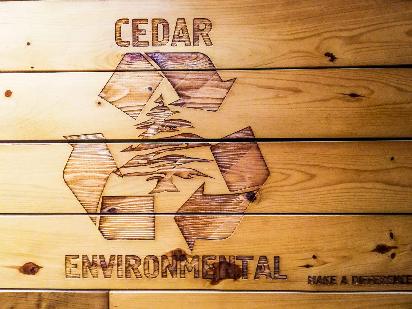 Le logo de l’entreprise gravé sur la porte d’entrée faite de bois de récupération. ©Globe Reporters