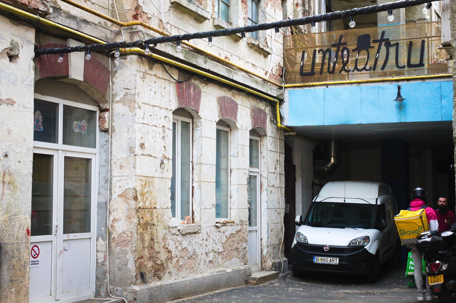 L’entrée du théâtre Unteatru © Globe Reporters