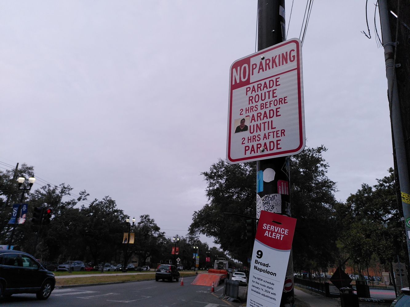 Les arrêts de bus ne sont parfois pas indiqués et il faut s’aider de Google maps. Ici, un panneau interdit de se garer lorsqu’une parade de Mardi Gras passe dans l’avenue © Globe Reporters