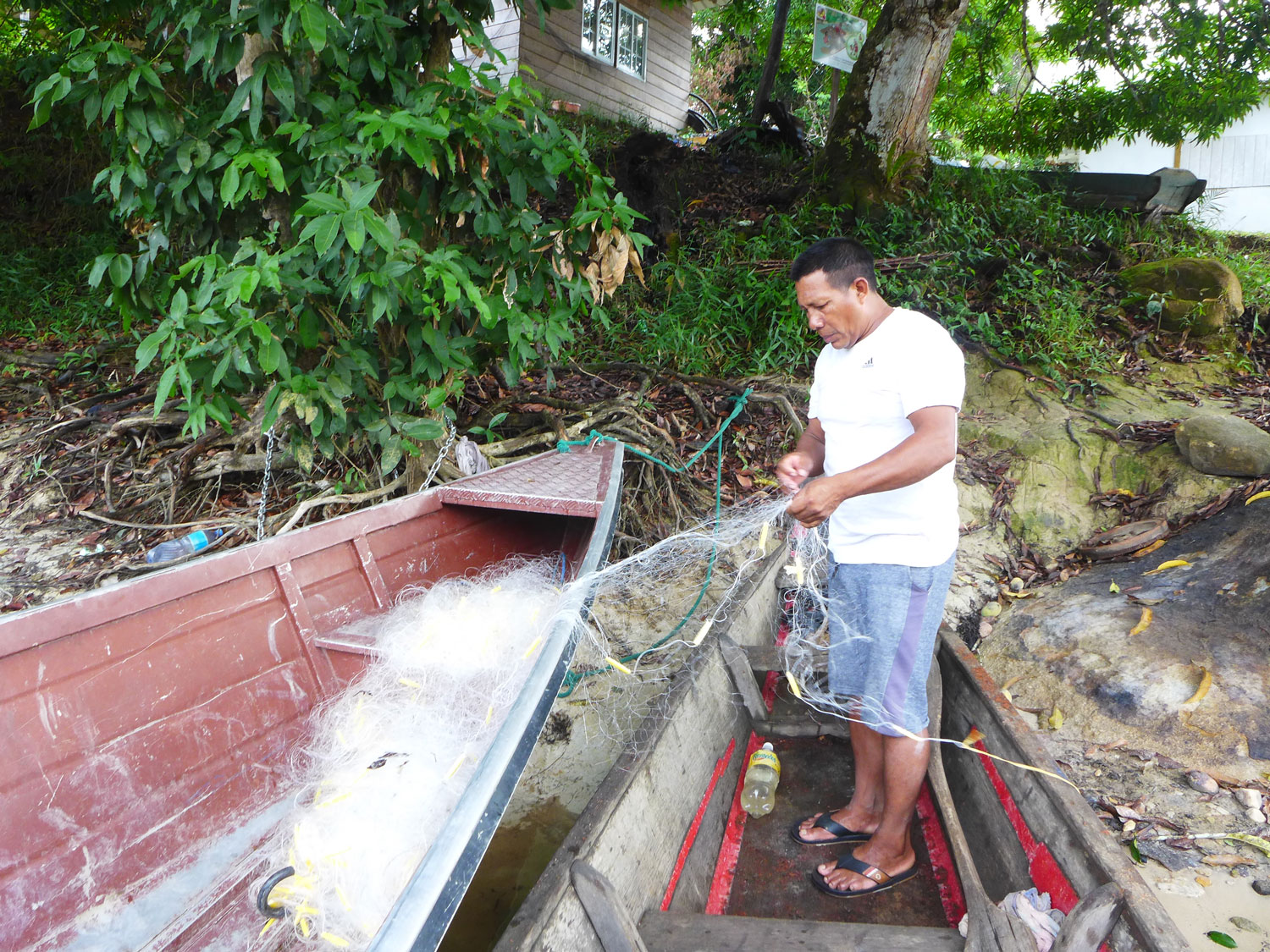 Préparation du filet pour pêcher en dérivant.