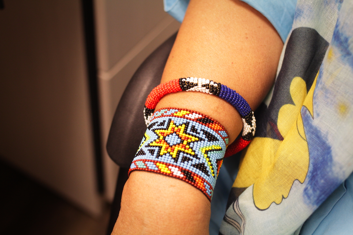 Ses bracelets, qui ont une signification spirituelle, lui permettent de garder son énergie.