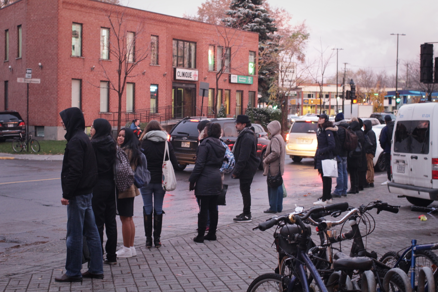 Une file de personnes qui attendent le bus.