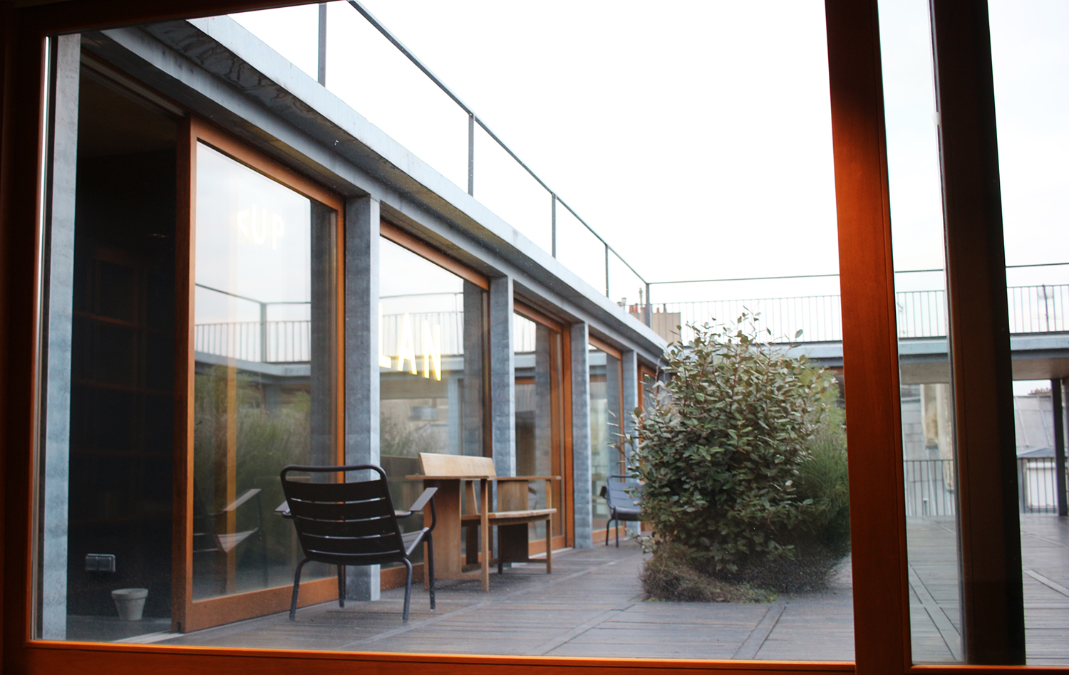 L’agence Lan Architecture est située au dernier étage, ce qui permet aux personnes y travaillant de bénéficier d’un très bel espace et d’un toit-terrasse avec une vue sur les toits de Paris © Globe Reporters