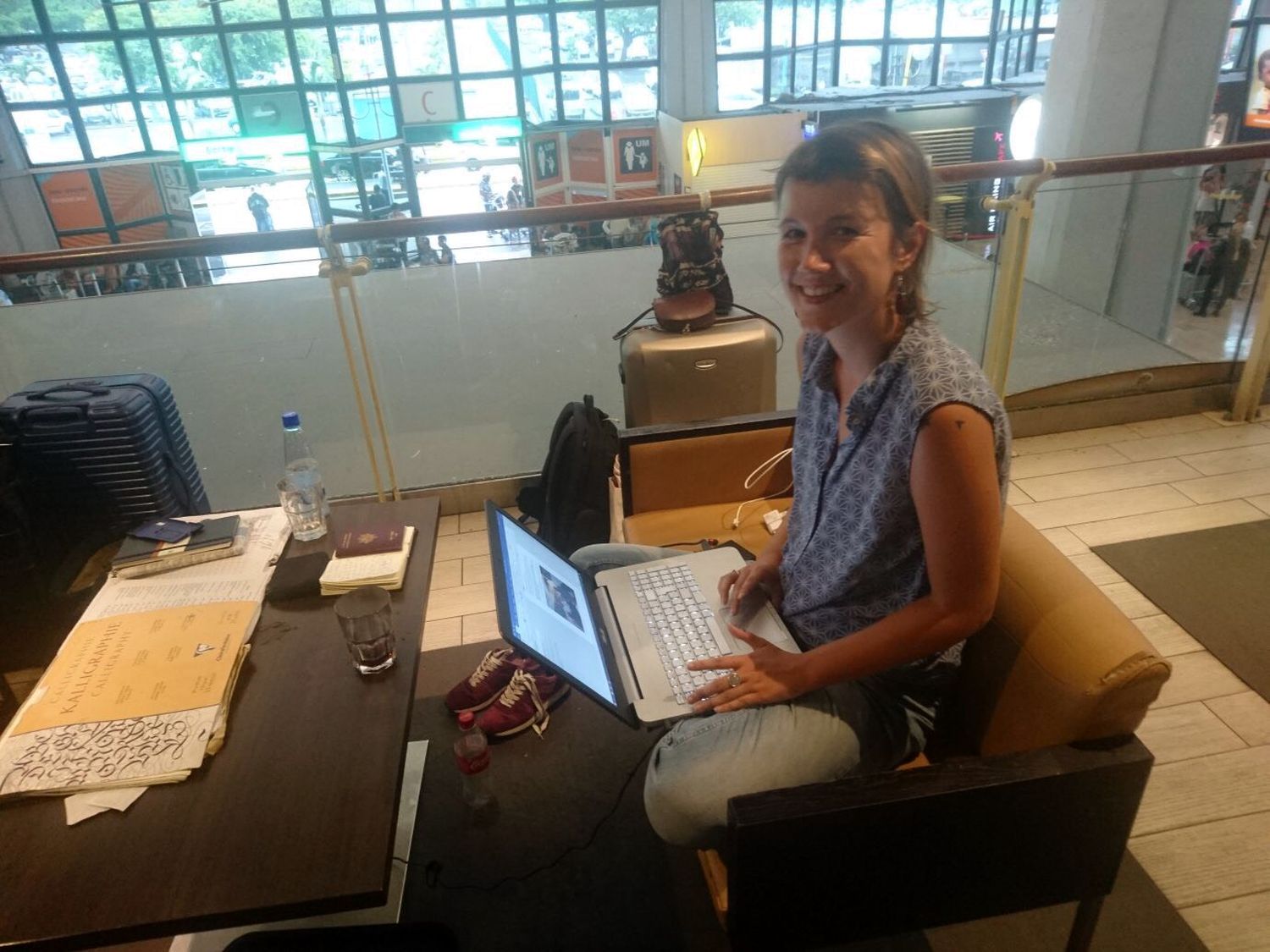 Arrivée à bon port. Il n’y a plus qu’à attendre. Sidonie en profite pour envoyer les derniers articles et les derniers flashs aux globe-reporters.