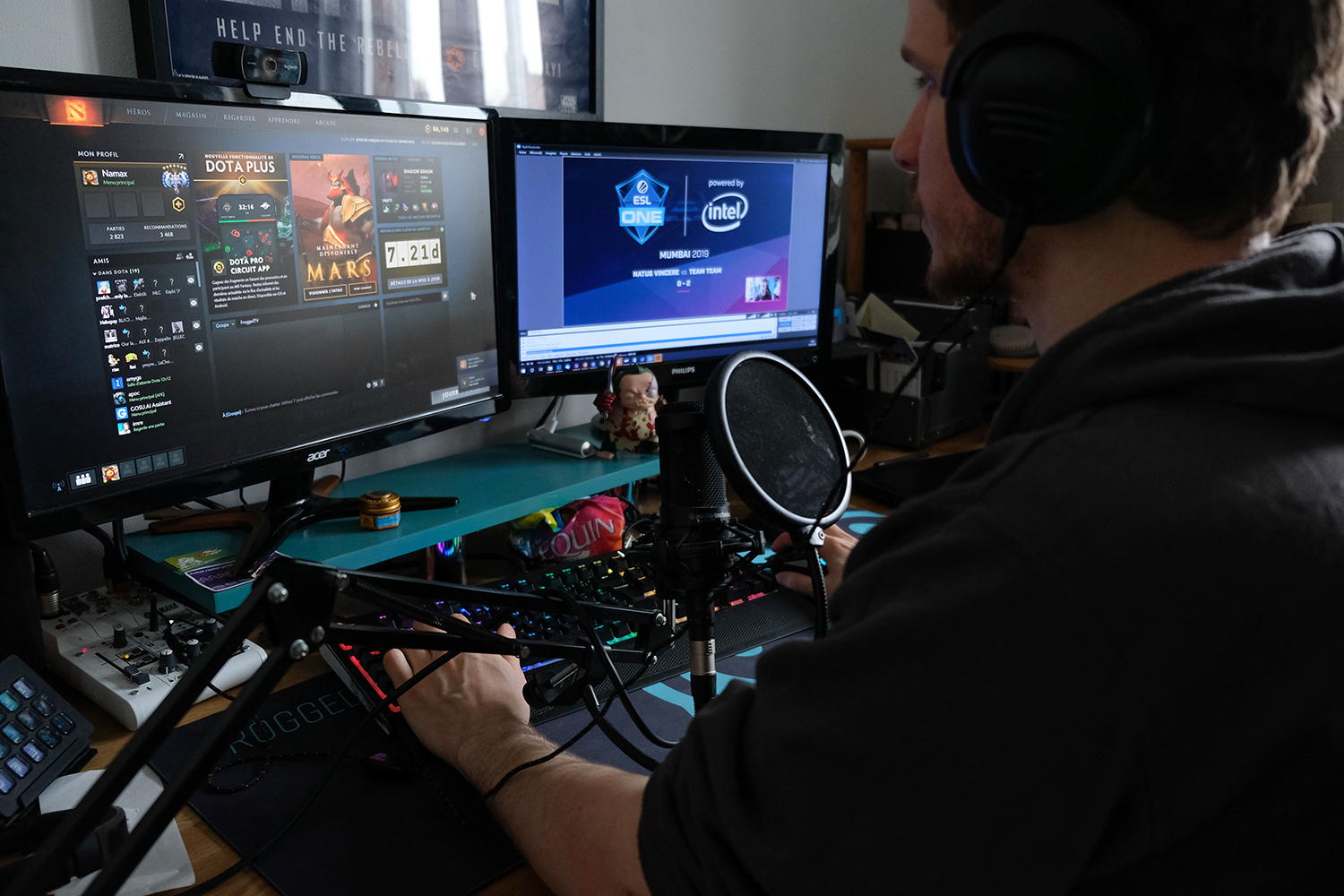 En France, il fait parti des quatre commentateurs professionnels pour son jeu de prédilection, Dota 2. 