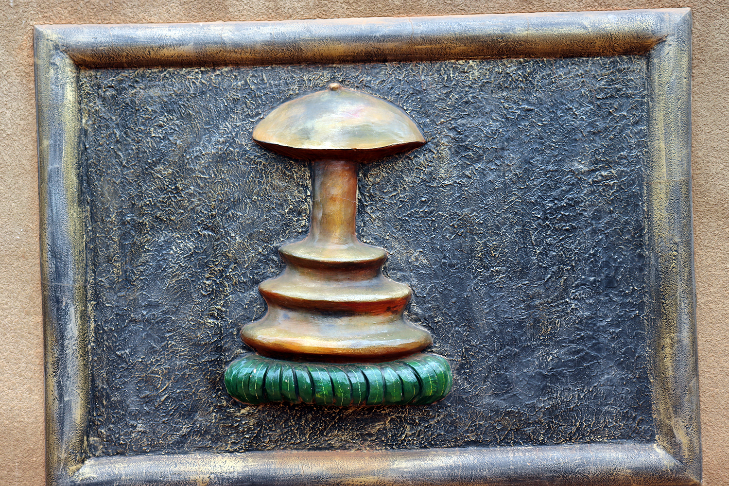 Voici le pot sacré où l’on verse de l’eau pour purifier l’espace où se déroule une cérémonie vaudou. Seules des femmes âgées ou des jeunes filles peuvent le porter. 