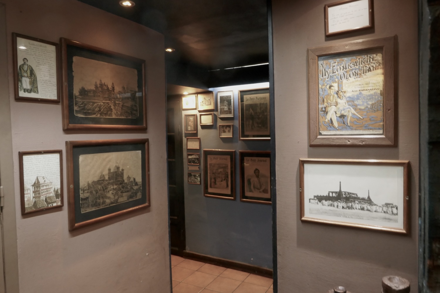 L’hôtel Sakamanga, Chat bleu, est un petit musée, plein d’objets anciens, de tableaux et de sculptures. Une décoration qui fait tout son charme © Globe Reporters