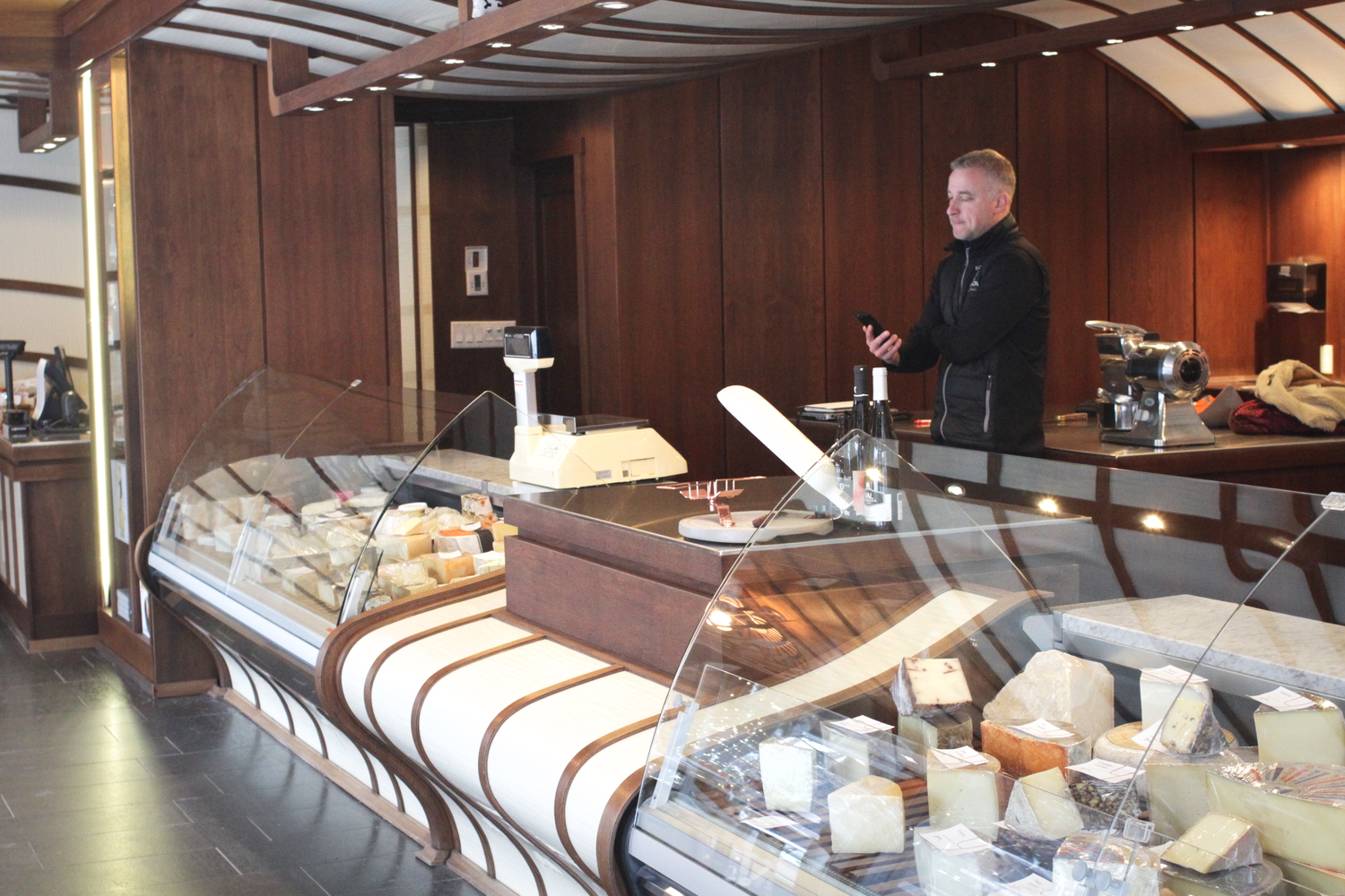 L’intérieur de la fromagerie.