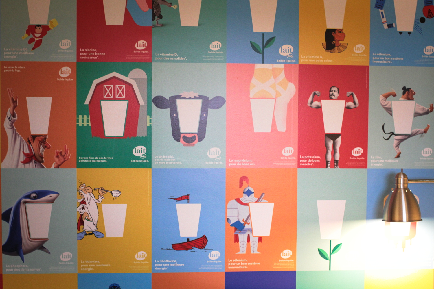 Un mur rempli d’affiches de campagne des Producteurs de Lait du Québec.