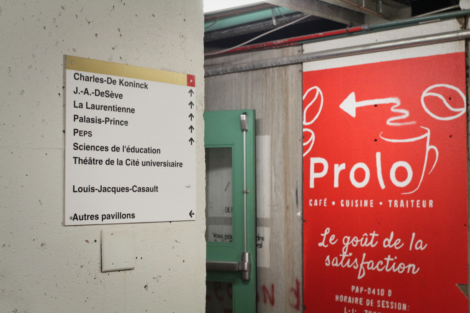 Des panneaux qui indiquent les directions des pavillons.