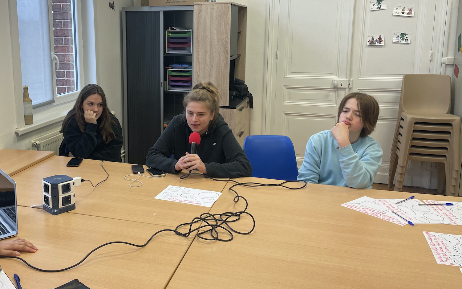 Chloé au centre nous fait part de ses difficultés de grandir à la campagne © Globe Reporters