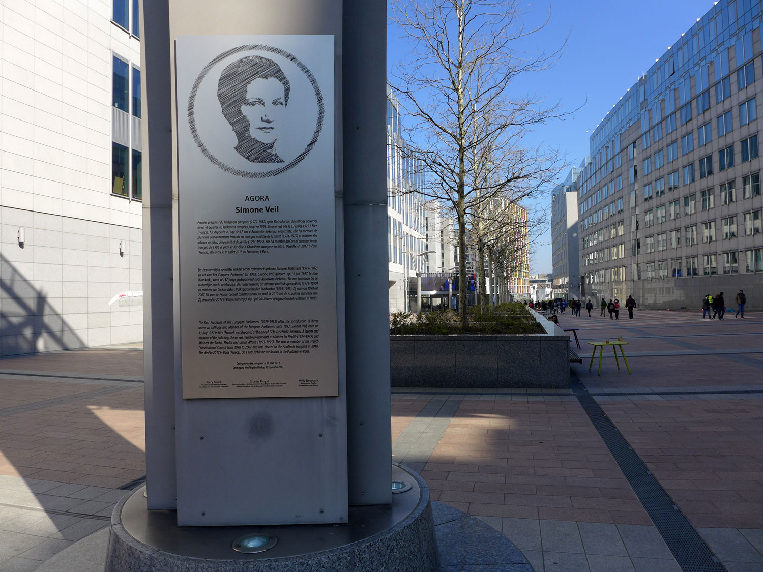 Sur l’esplanade, les grands noms de la construction européenne sont là. Dont bien sûr celui de Simone Veil.
