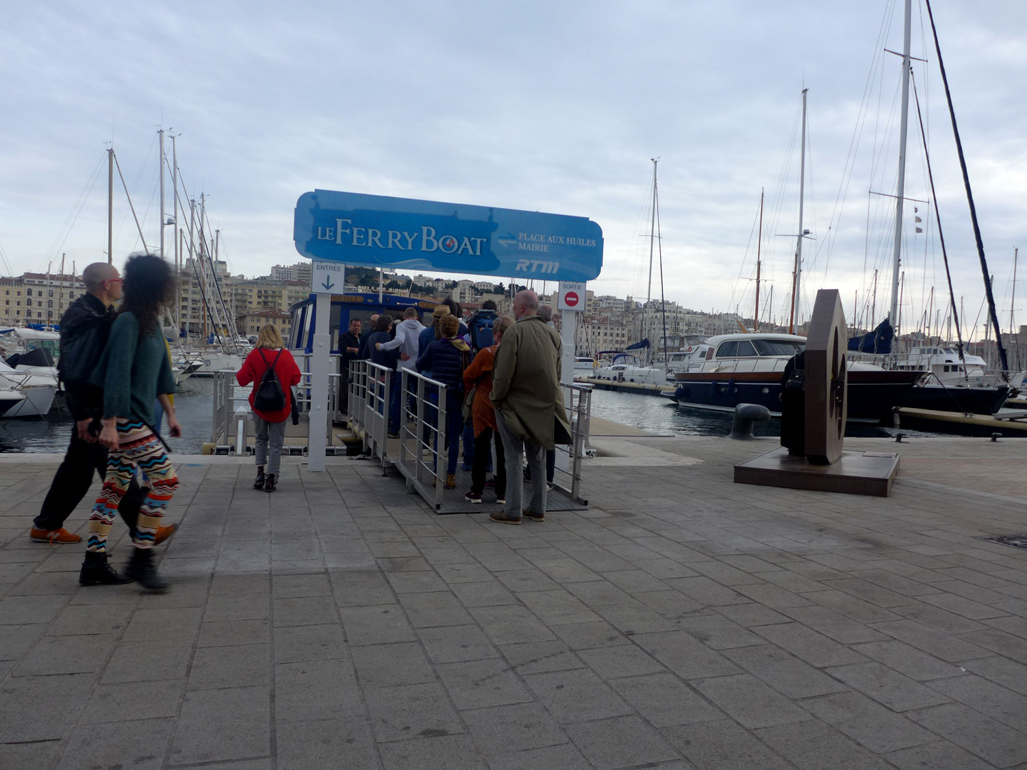 Bateau ferry qui réalise une traversée de 283 mètres.