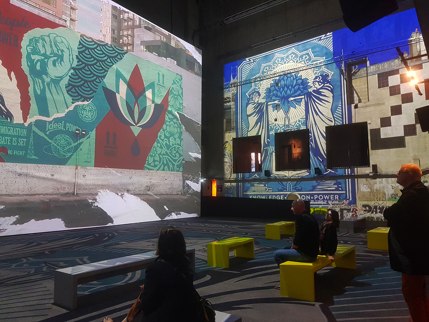 L’exposition est très immersive : d’immenses fresques et peintures murales sont projetées dans cette salle immense, où des sons sont aussi diffusés © Globe Reporters