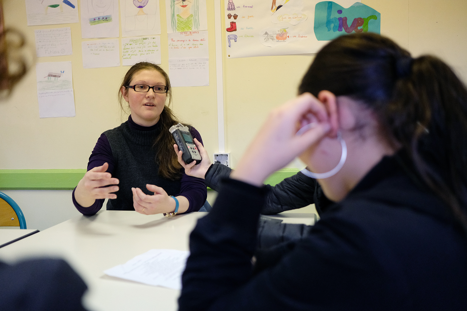 Et Iliana pose les questions. L’interview n’avait pas été préparée en amont de notre reportage. C’est une fois sur place que les globe-reporters ont trouvé intéressant, et à juste titre, d’interroger l’enseignante sur le dispositif UPE2A. Bon réflexe !