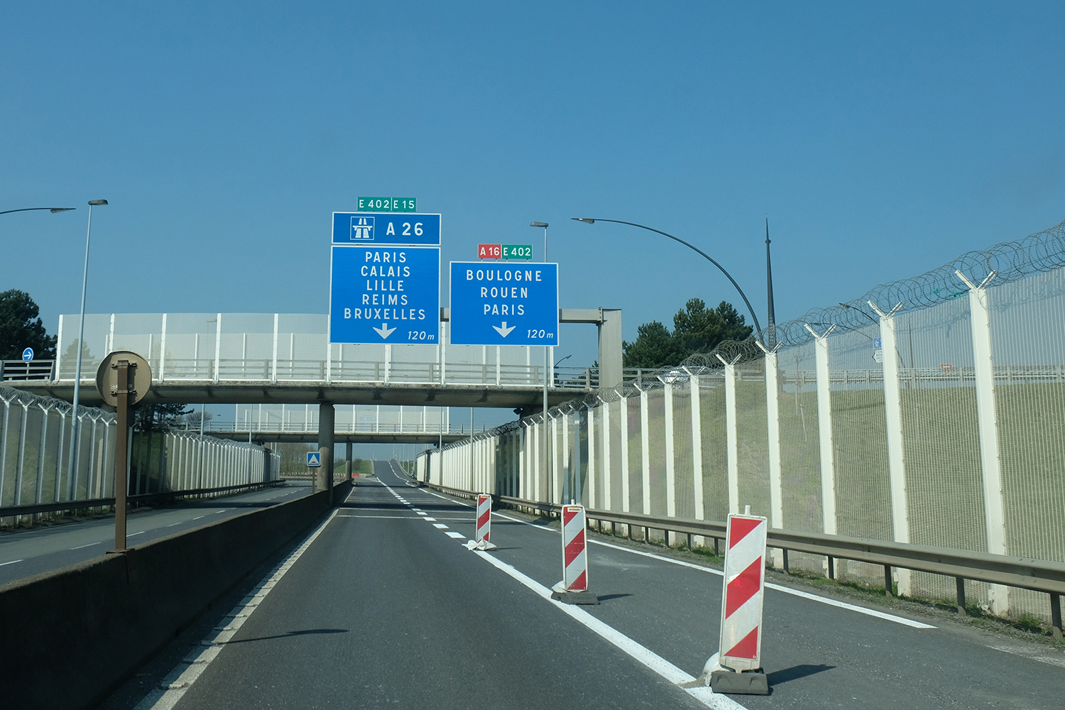 A quoi ressemble une frontière ? A la sortie du tunnel sous la manche, la route qui relie l’autoroute A16 est entourée de barbelés. 