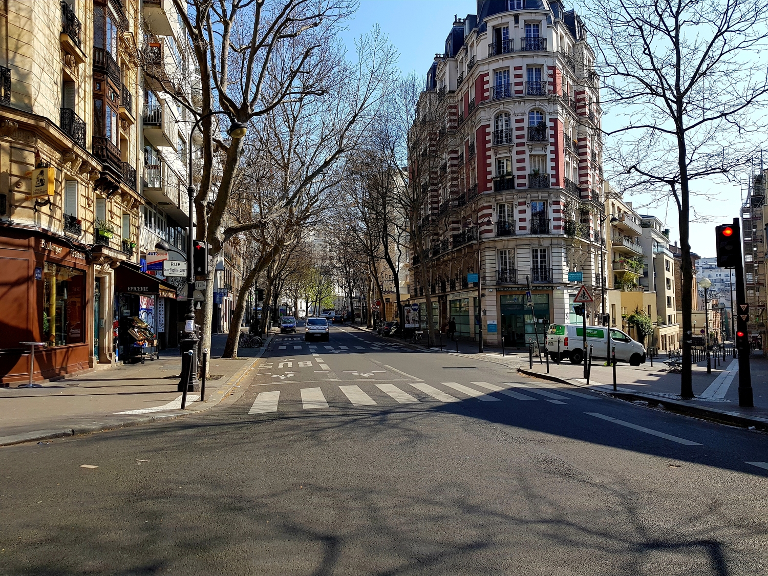 Le trafic est à son minimum en ces temps de confinement.
