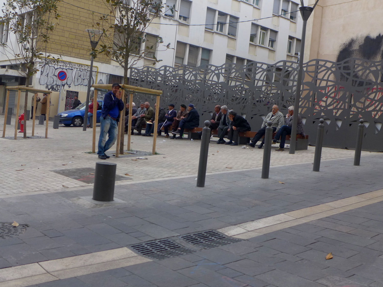 Sur les bancs, les retraités discutent inlassablement.