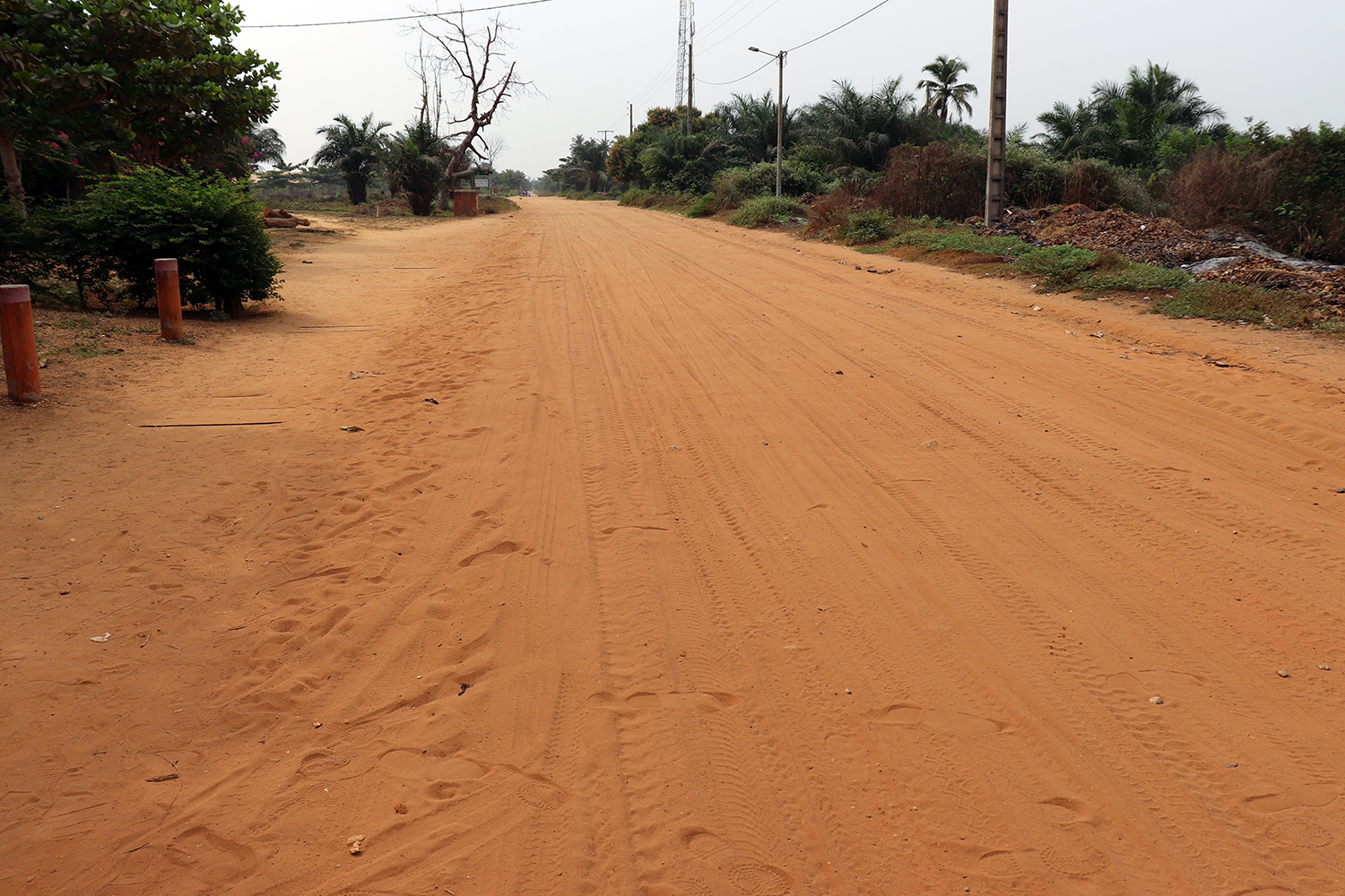 La route des esclaves, un chemin de sable rouge, qui mène vers l’Océan Atlantique où les navires attendaient pour partir vers l’Amérique