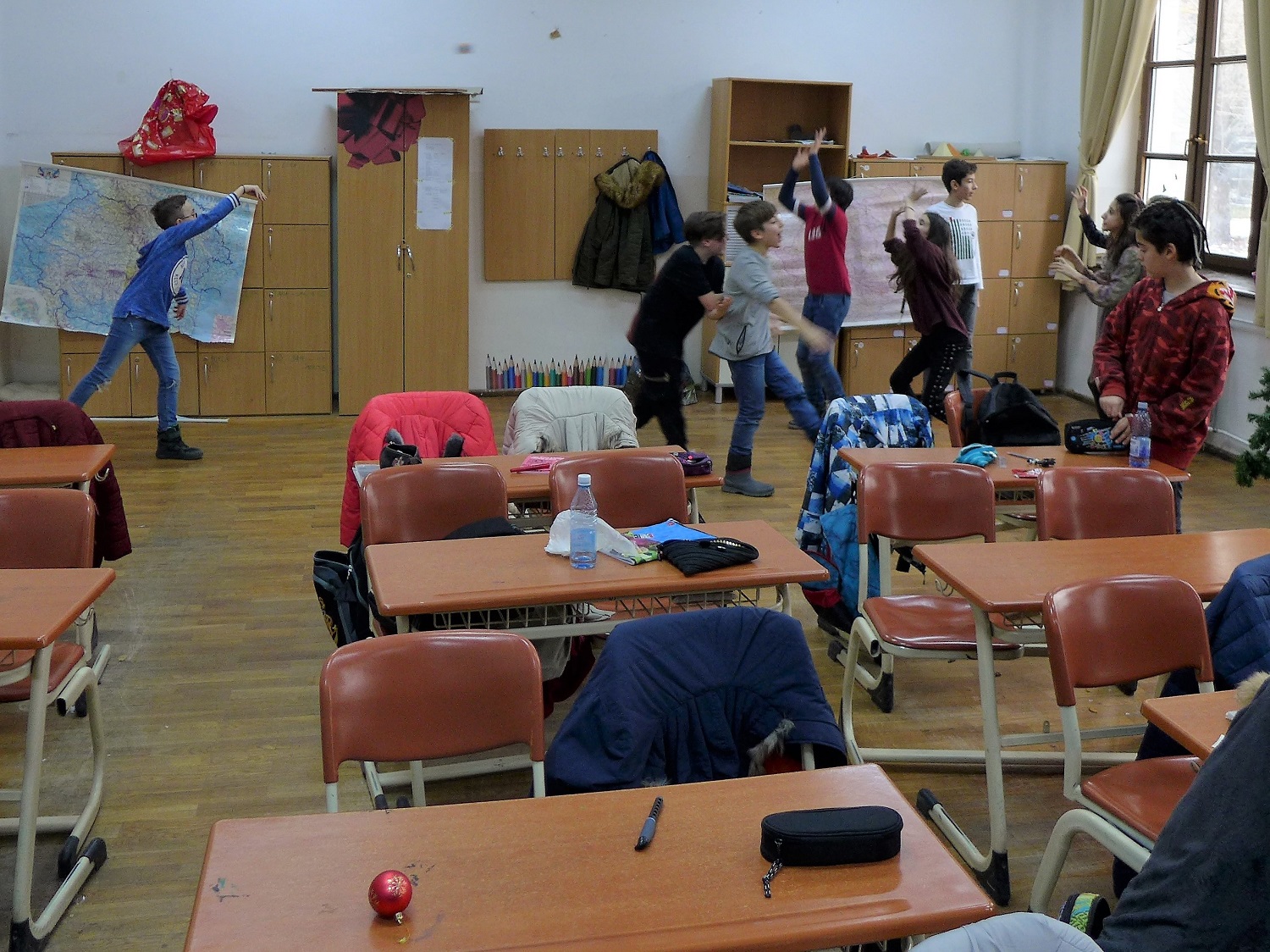 Toutes les récrés ne durent que 10mn. Elles se font donc plutôt dans la classe, au fond.