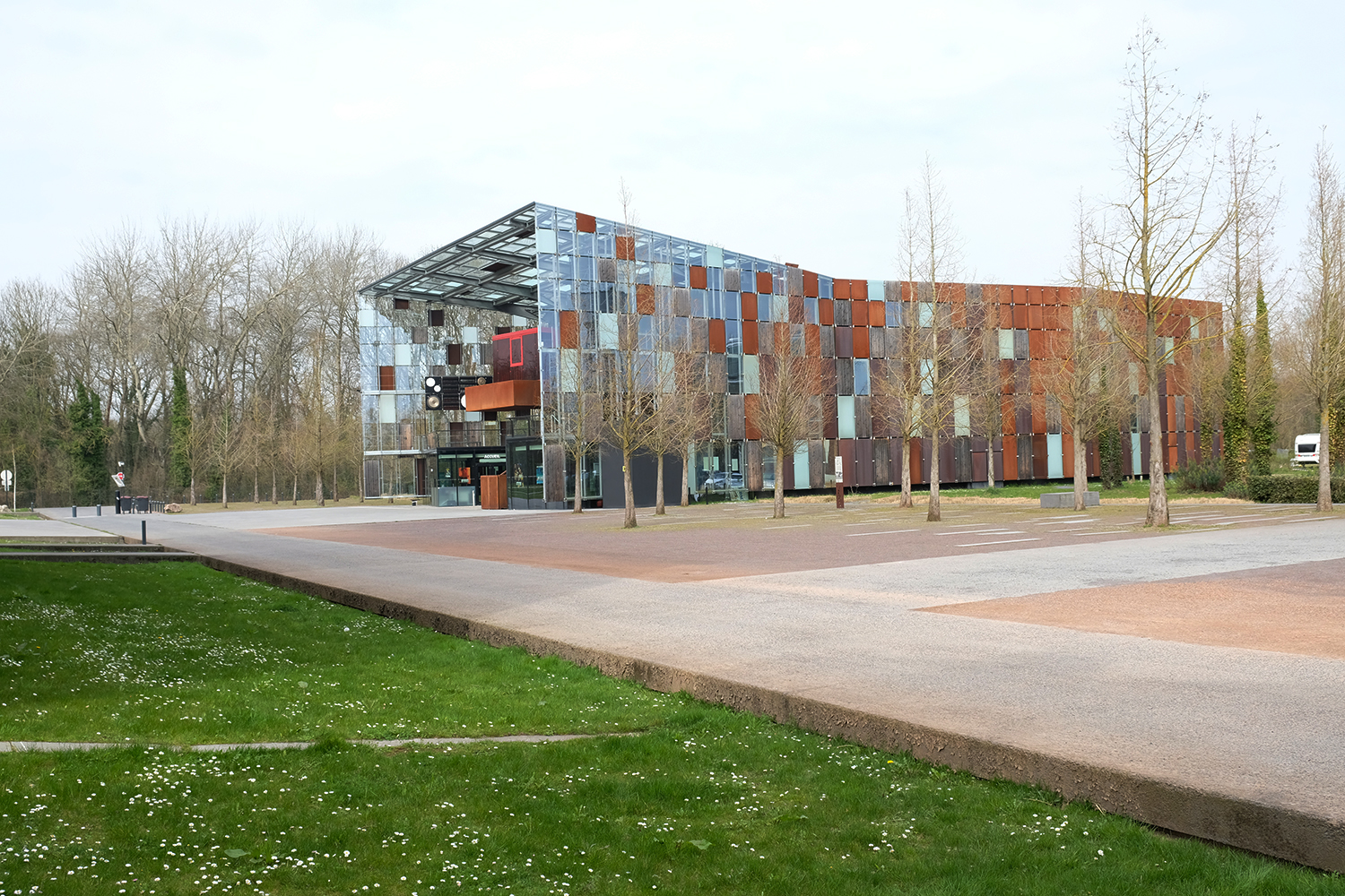 A l’extérieur, le site minier a vu pousser une salle de concert en 2013.