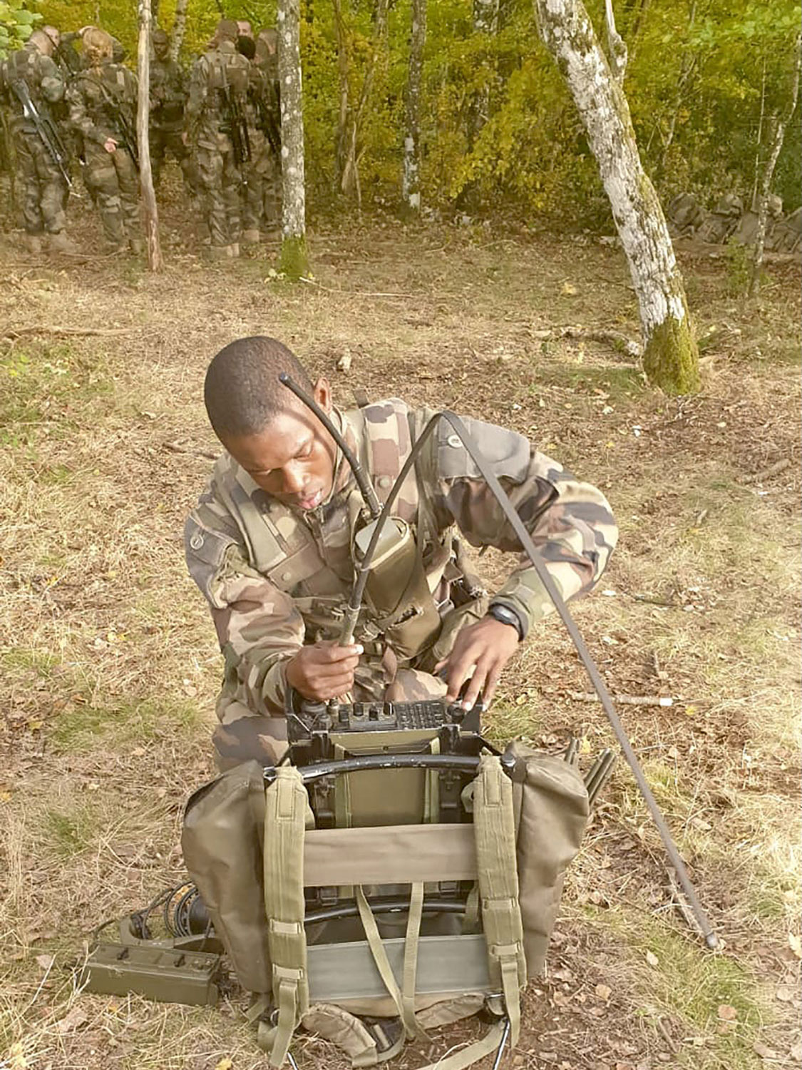 Durant leur formation, des ateliers transmission sont également dispensés. Ici, un jeune apprend à initialiser et mettre en route un poste de radio de 4e génération (PR4G) © Maréchal-des-logis chef Nicolas