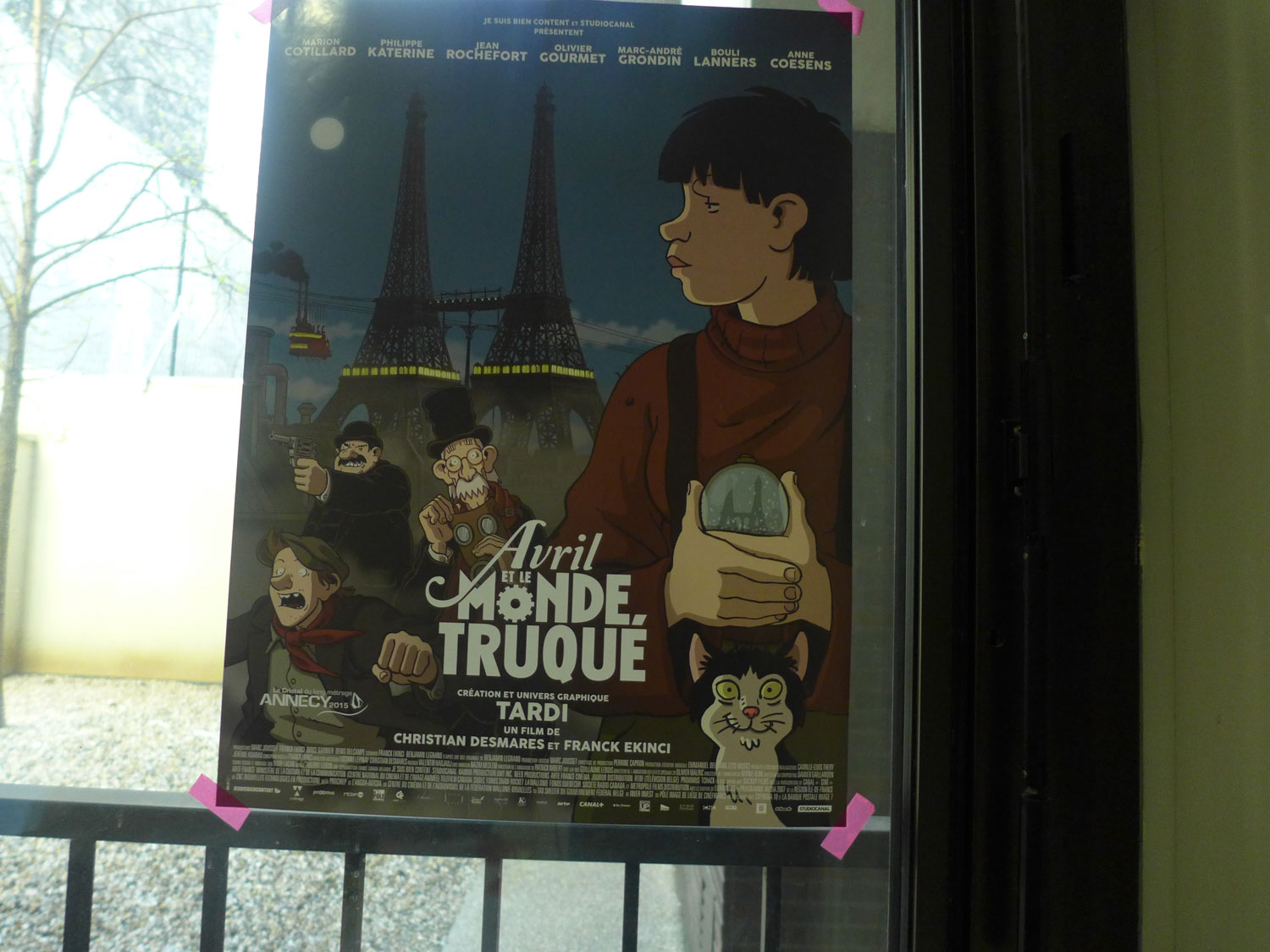Une affiche de film jeunesse dans le bureau de Souhila.